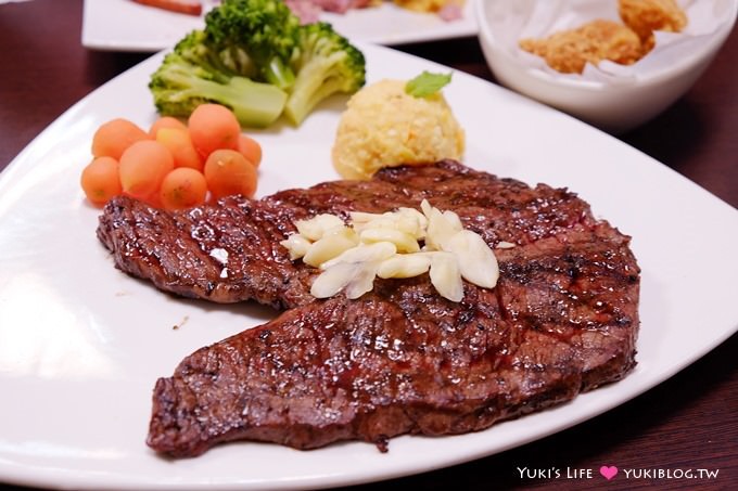 板橋美食【鐵牛原味碳烤牛排】平價鮮嫩多汁牛肉大口吃! 櫻桃鴨、雞排、豬排都讓人滿意! - yuki.tw