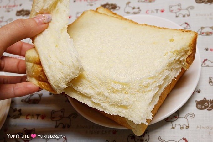 高雄美食【17號穀倉手工吐司坊】湯種純鮮奶吐司、湯種鮮奶奶酥餐包 - yuki.tw