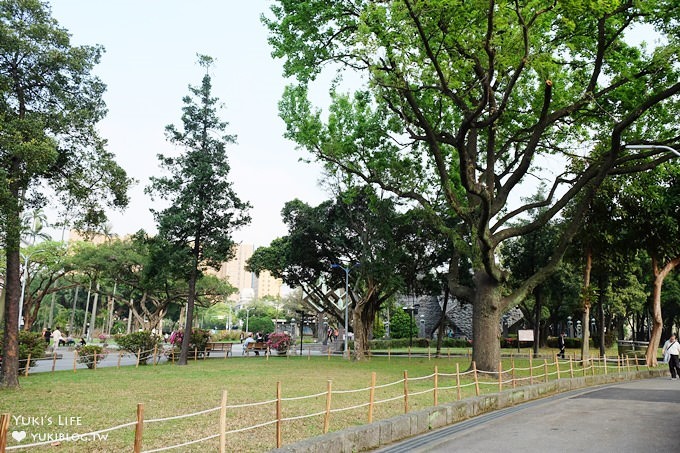 台北免費親子景點【二二八公園兒童遊戲場】120坪大沙坑×磨石子溜滑梯(台大醫院站/無料假日好去處) - yuki.tw