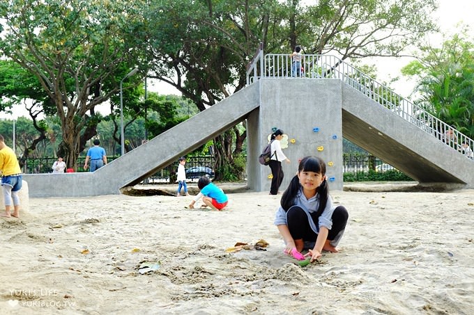 台北免費親子景點【二二八公園兒童遊戲場】120坪大沙坑×磨石子溜滑梯(台大醫院站/無料假日好去處) - yuki.tw