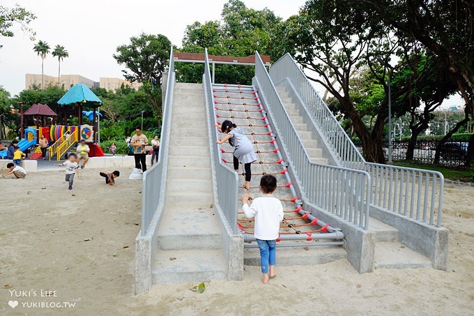 台北免費親子景點【二二八公園兒童遊戲場】120坪大沙坑×磨石子溜滑梯(台大醫院站/無料假日好去處) - yuki.tw