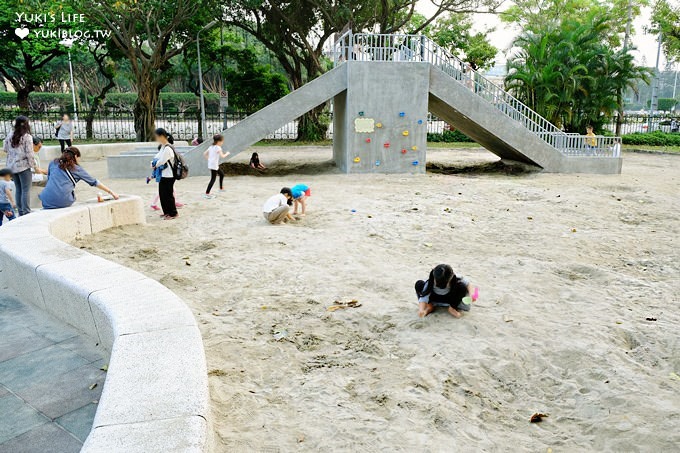 台北免費親子景點【二二八公園兒童遊戲場】120坪大沙坑×磨石子溜滑梯(台大醫院站/無料假日好去處) - yuki.tw