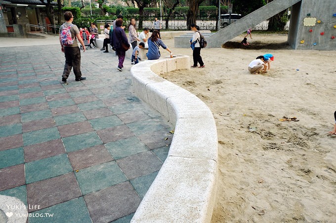 台北免費親子景點【二二八公園兒童遊戲場】120坪大沙坑×磨石子溜滑梯(台大醫院站/無料假日好去處) - yuki.tw