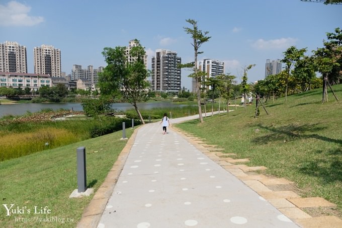 桃園捷運景點【青塘園生態公園】藝術景觀大草皮野餐好去處！(體育園區站) - yuki.tw