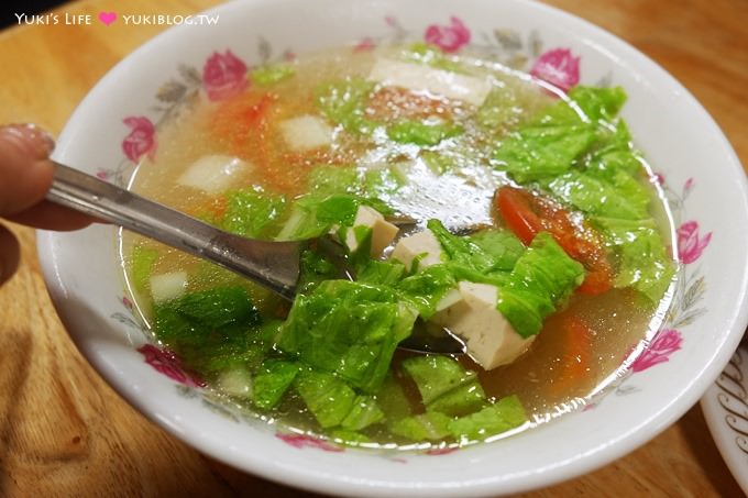 高雄美食【夜上海排骨飯/雞腿飯】吃不膩小吃~甜甜的肉燥很下飯、好大碗湯好便宜! - yuki.tw