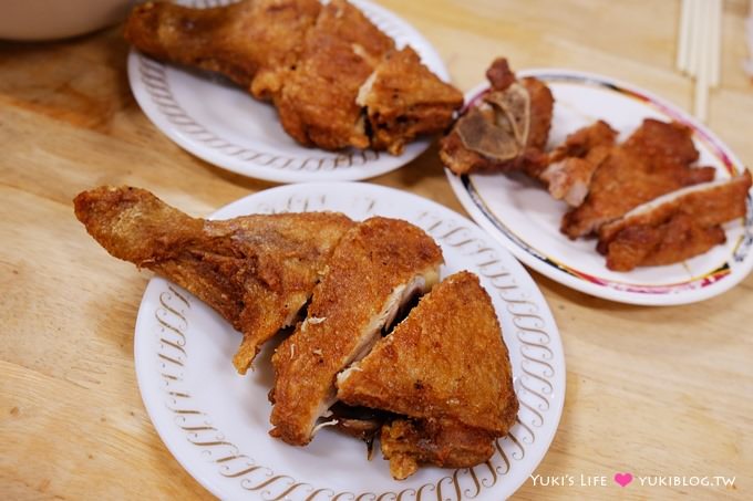 高雄美食【夜上海排骨飯/雞腿飯】吃不膩小吃~甜甜的肉燥很下飯、好大碗湯好便宜! - yuki.tw