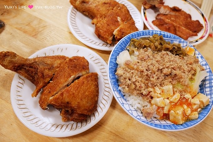 高雄美食【夜上海排骨飯/雞腿飯】吃不膩小吃~甜甜的肉燥很下飯、好大碗湯好便宜! - yuki.tw