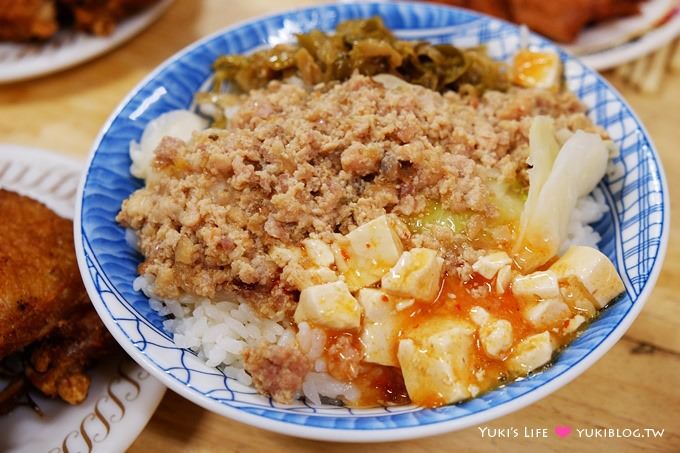 高雄美食【夜上海排骨飯/雞腿飯】吃不膩小吃~甜甜的肉燥很下飯、好大碗湯好便宜! - yuki.tw