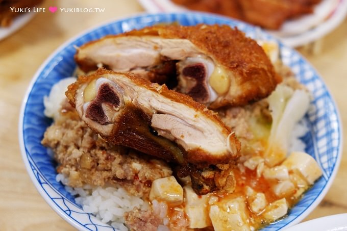 高雄美食【夜上海排骨飯/雞腿飯】吃不膩小吃~甜甜的肉燥很下飯、好大碗湯好便宜! - yuki.tw