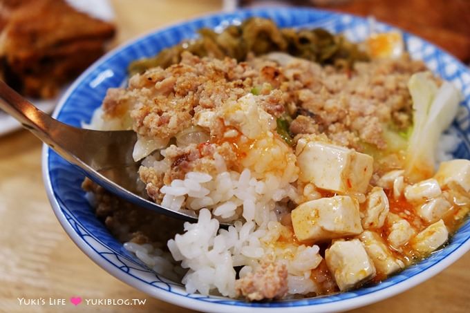 高雄美食【夜上海排骨飯/雞腿飯】吃不膩小吃~甜甜的肉燥很下飯、好大碗湯好便宜! - yuki.tw