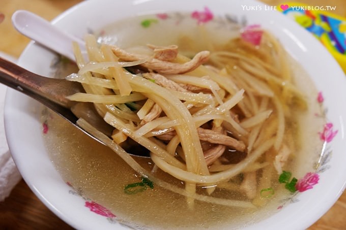 高雄美食【夜上海排骨飯/雞腿飯】吃不膩小吃~甜甜的肉燥很下飯、好大碗湯好便宜! - yuki.tw