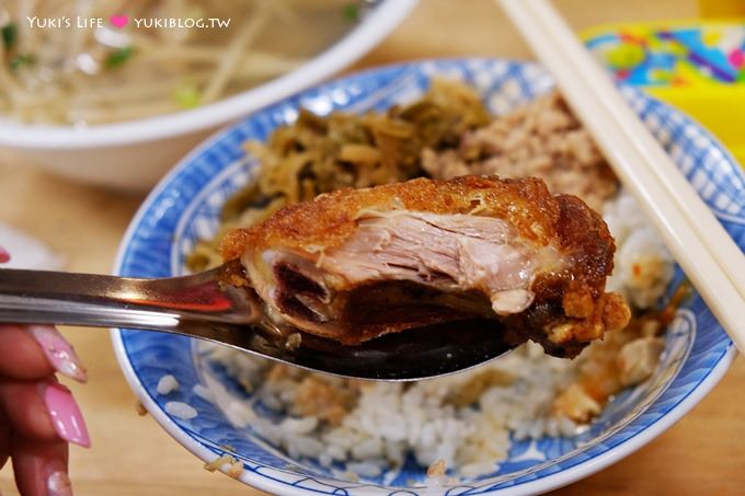 高雄美食【夜上海排骨飯/雞腿飯】吃不膩小吃~甜甜的肉燥很下飯、好大碗湯好便宜! - yuki.tw