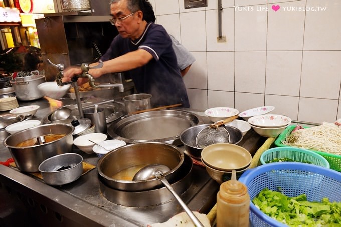 高雄美食【夜上海排骨飯/雞腿飯】吃不膩小吃~甜甜的肉燥很下飯、好大碗湯好便宜! - yuki.tw