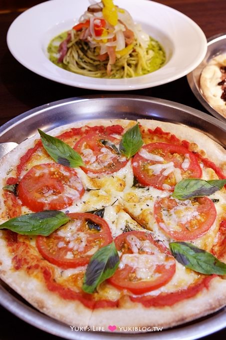 板橋美食【PIZZA FUN披薩坊平價披薩吃到飽】薯條、蜜汁烤雞腿無限享用.也有現炒義大利麵 - yuki.tw