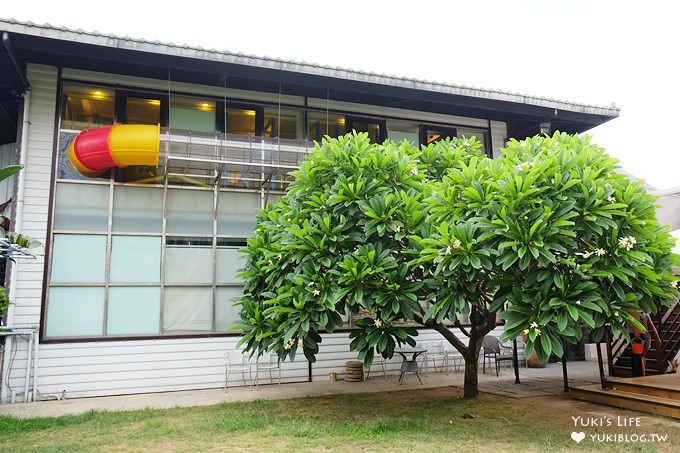 三芝海岸景觀親子餐廳【海豚咖啡】小孩專屬透明天空步道×室內遊戲區×遮陽戶外沙坑 - yuki.tw