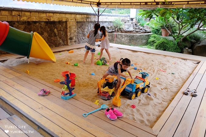 三芝海岸景觀親子餐廳【海豚咖啡】小孩專屬透明天空步道×室內遊戲區×遮陽戶外沙坑 - yuki.tw