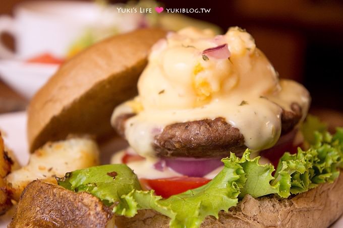 台北101早午餐【Pond Burger Cafe】熔岩起司手打牛肉堡太犯規~咖啡味漢堡店 ＠捷運世貿站 - yuki.tw