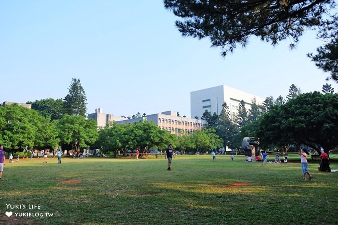 野餐推薦景點》中央大學小木屋鬆餅↬大草皮下午茶野放時光×親子同遊免費好去處 - yuki.tw