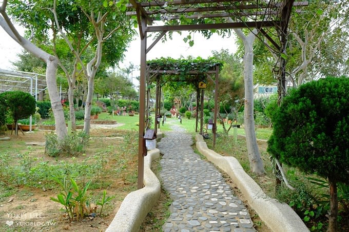 桃園大園親子景點【鄉村阿勃勒藝文農莊】小木屋玩沙池多肉庭園餐廳×適合聚會(華泰名品城順遊景點)桃園機場捷運A17領航站 - yuki.tw