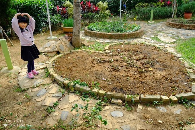 桃園大園親子景點【鄉村阿勃勒藝文農莊】小木屋玩沙池多肉庭園餐廳×適合聚會(華泰名品城順遊景點)桃園機場捷運A17領航站 - yuki.tw