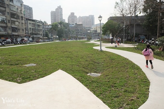 新北景點【佳和公園】大型波浪攀爬網特色公園×無邊際沙池、親子免費好去處！(有停車場) - yuki.tw