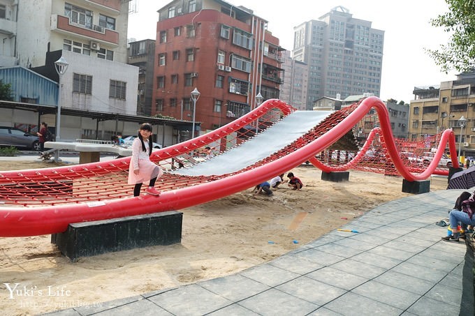 新北景點【佳和公園】大型波浪攀爬網特色公園×無邊際沙池、親子免費好去處！(有停車場) - yuki.tw