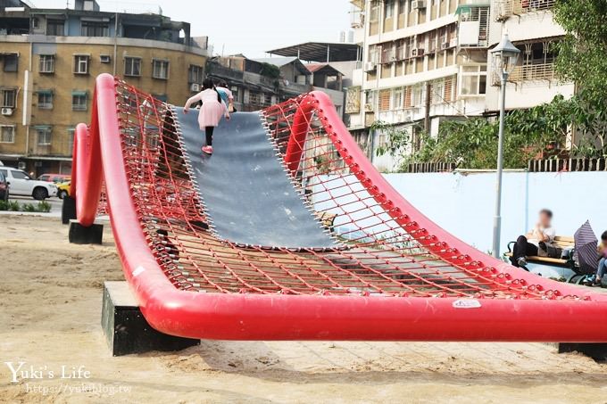 新北景點【佳和公園】大型波浪攀爬網特色公園×無邊際沙池、親子免費好去處！(有停車場) - yuki.tw