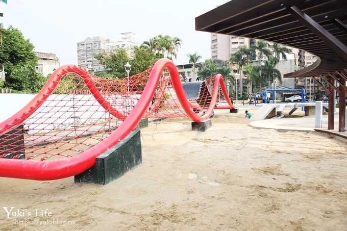 新北景點【佳和公園】大型波浪攀爬網特色公園×無邊際沙池、親子免費好去處！(有停車場) - yuki.tw