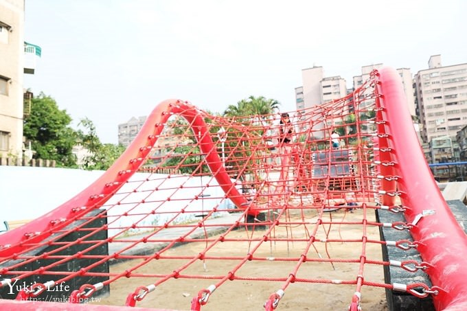 新北景點【佳和公園】大型波浪攀爬網特色公園×無邊際沙池、親子免費好去處！(有停車場) - yuki.tw