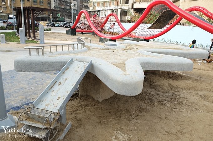 新北景點【佳和公園】大型波浪攀爬網特色公園×無邊際沙池、親子免費好去處！(有停車場) - yuki.tw