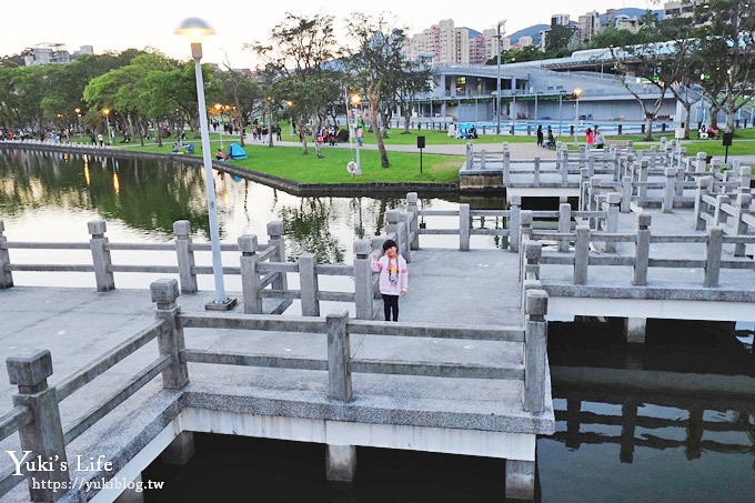 台北景點【大湖公園】搭捷運野餐去×超大草坪湖景親子景點 落羽松景點 - yuki.tw