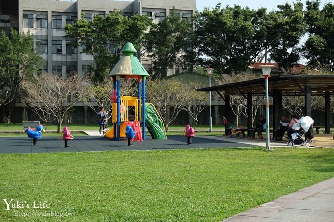 桃園景點【玉山公園】落羽松大道×黑熊溜滑梯～大草皮野餐親子景點 - yuki.tw