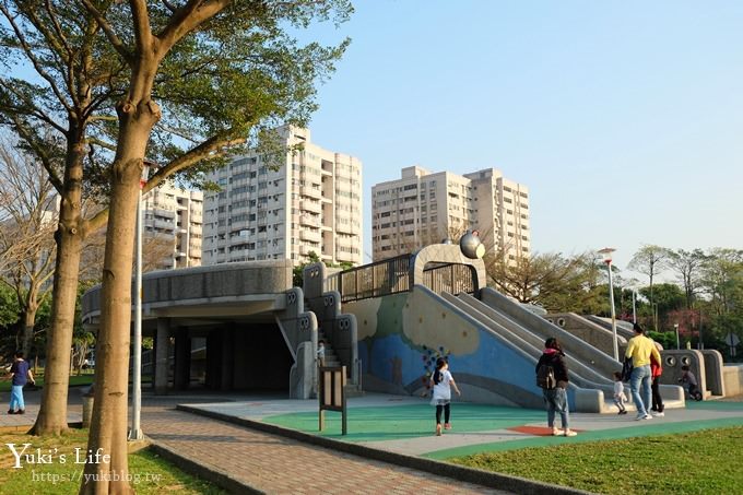 桃園景點【玉山公園】落羽松大道×黑熊溜滑梯～大草皮野餐親子景點 - yuki.tw