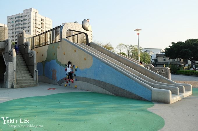 桃園景點【玉山公園】落羽松大道×黑熊溜滑梯～大草皮野餐親子景點 - yuki.tw