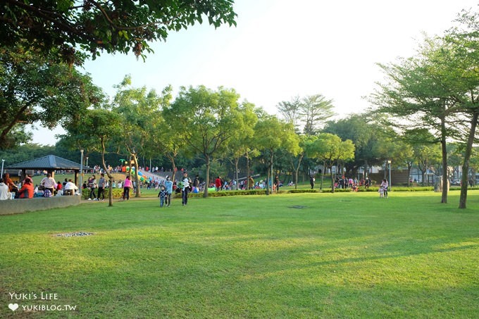 桃園免費親子景點【陽明運動公園】彩色水管磨石子溜滑梯×野餐踏青打球好去處(有停車場／大草皮景點) - yuki.tw