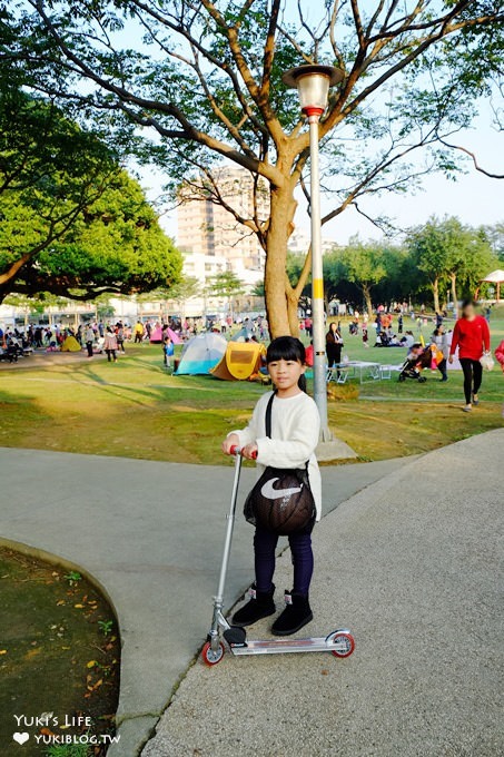 桃園免費親子景點【陽明運動公園】彩色水管磨石子溜滑梯×野餐踏青打球好去處(有停車場／大草皮景點) - yuki.tw