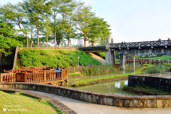 桃園免費親子景點【陽明運動公園】彩色水管磨石子溜滑梯×野餐踏青打球好去處(有停車場／大草皮景點) - yuki.tw