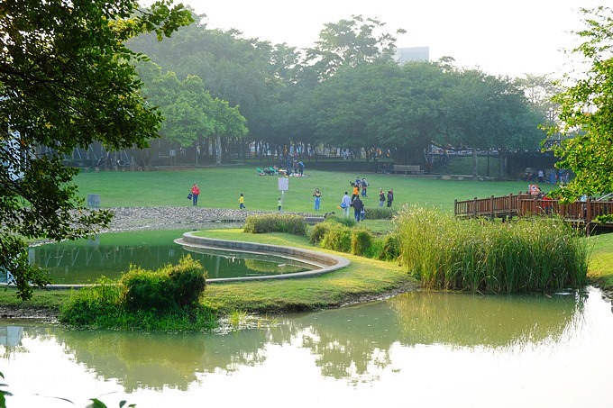 桃園免費親子景點【陽明運動公園】彩色水管磨石子溜滑梯×野餐踏青打球好去處(有停車場／大草皮景點) - yuki.tw