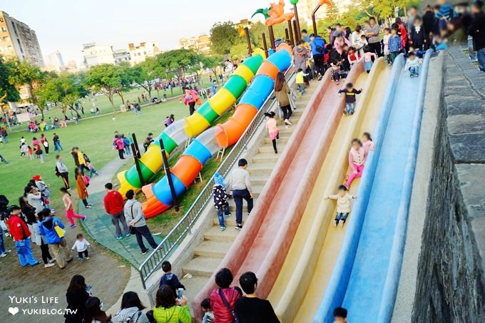 桃園免費親子景點【陽明運動公園】彩色水管磨石子溜滑梯×野餐踏青打球好去處(有停車場／大草皮景點) - yuki.tw