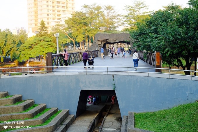 桃園免費親子景點【陽明運動公園】彩色水管磨石子溜滑梯×野餐踏青打球好去處(有停車場／大草皮景點) - yuki.tw