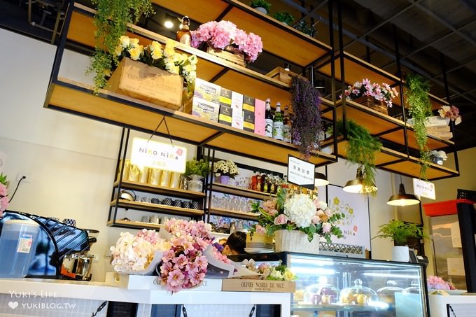 三峽北大特區美食【Niko Niko Cafe'】乾燥花vs花牆早午餐厚鬆餅咖啡廳×提供拍照道具的IG熱門打卡點(樹林美食) - yuki.tw