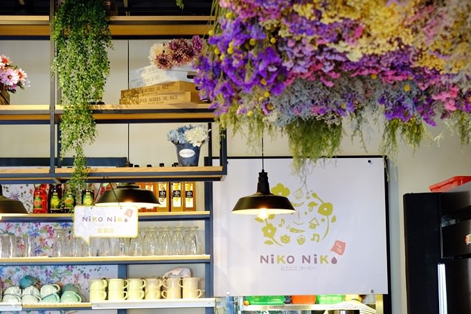 三峽北大特區美食【Niko Niko Cafe'】乾燥花vs花牆早午餐厚鬆餅咖啡廳×提供拍照道具的IG熱門打卡點(樹林美食) - yuki.tw