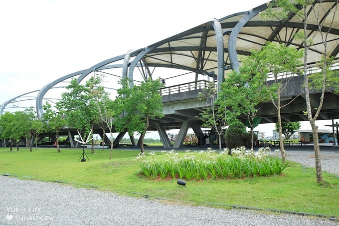 宜蘭免費親子景點【冬山火車站人工草皮溜滑梯】免曬太陽野餐放風×拍照好去處! - yuki.tw