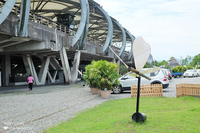 宜蘭免費親子景點【冬山火車站人工草皮溜滑梯】免曬太陽野餐放風×拍照好去處! - yuki.tw