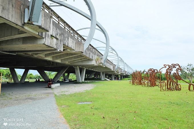 宜蘭免費親子景點【冬山火車站人工草皮溜滑梯】免曬太陽野餐放風×拍照好去處! - yuki.tw