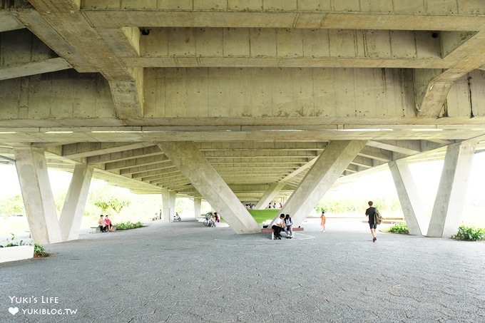 宜蘭免費親子景點【冬山火車站人工草皮溜滑梯】免曬太陽野餐放風×拍照好去處! - yuki.tw