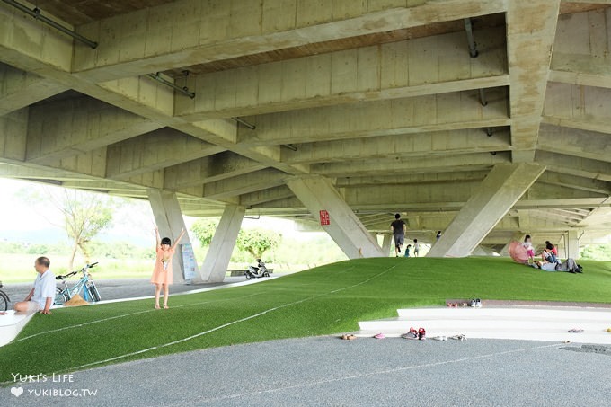 宜蘭免費親子景點【冬山火車站人工草皮溜滑梯】免曬太陽野餐放風×拍照好去處! - yuki.tw