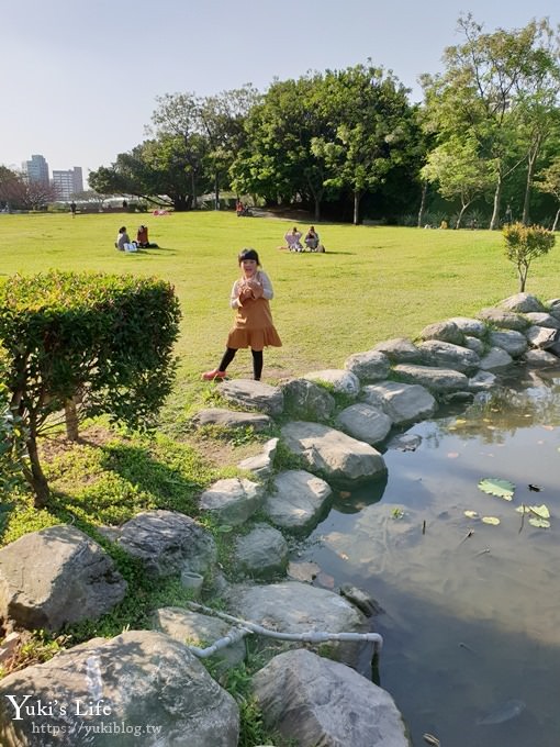 台北景點【華山文創園區大草原】免費親子景點 野餐好去處(台北捷運忠孝新生站) - yuki.tw