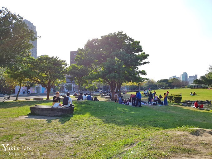 台北景點【華山文創園區大草原】免費親子景點 野餐好去處(台北捷運忠孝新生站) - yuki.tw