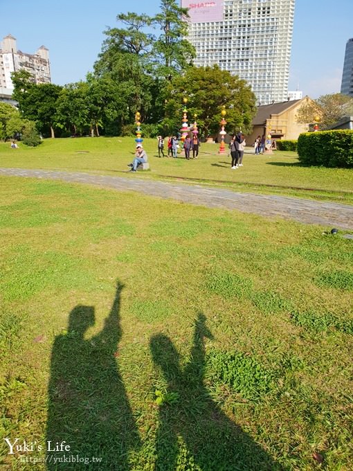 台北景點【華山文創園區大草原】免費親子景點 野餐好去處(台北捷運忠孝新生站) - yuki.tw